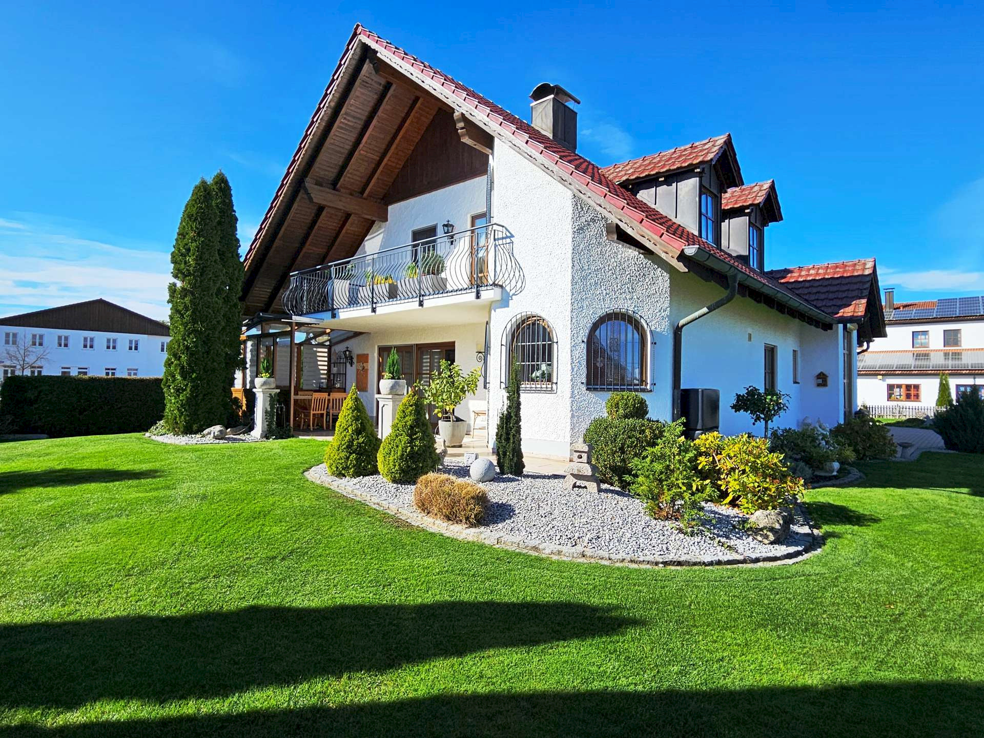 Außenansicht mit Garten