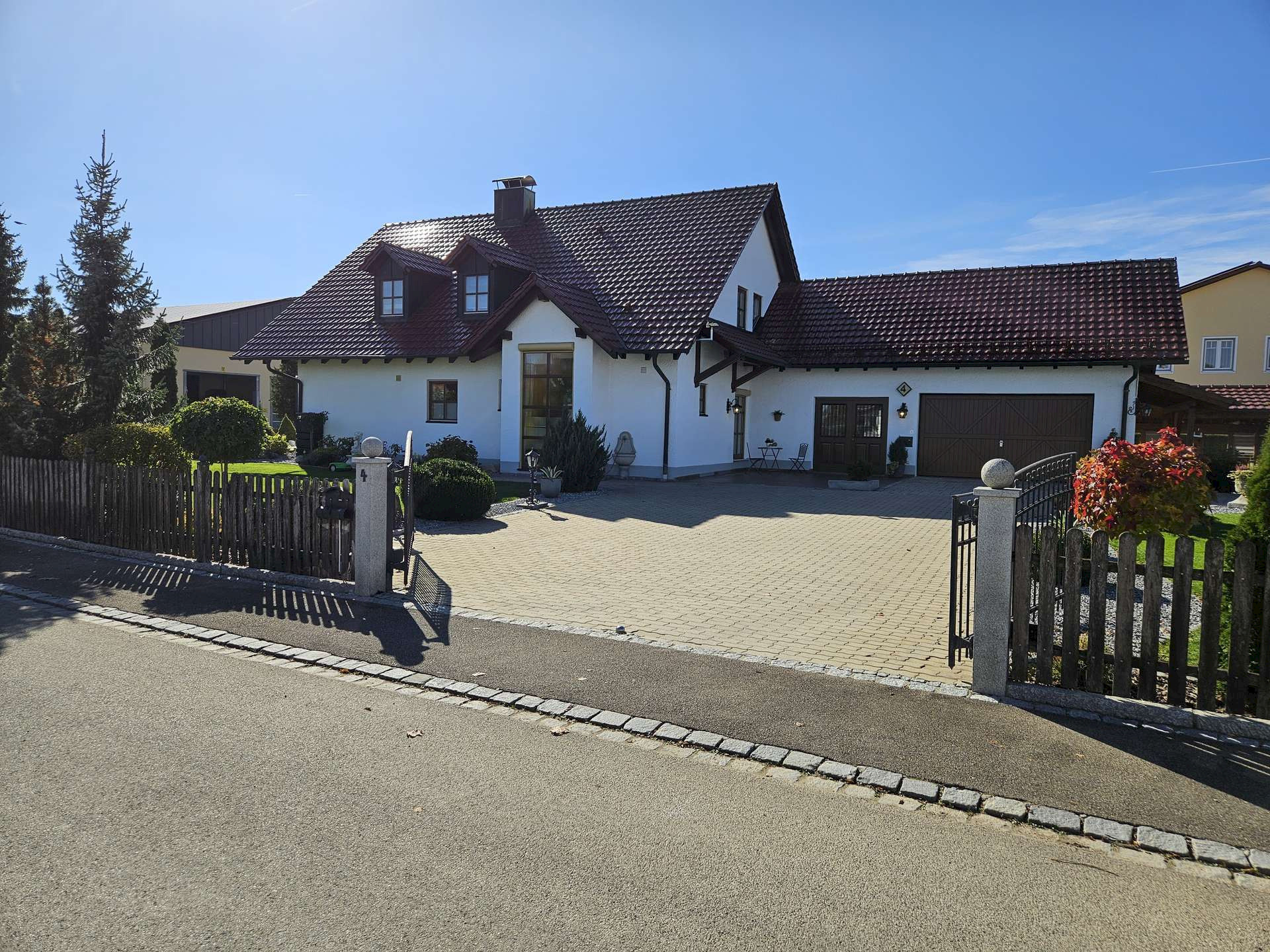 Außenansicht mit Einfahrt