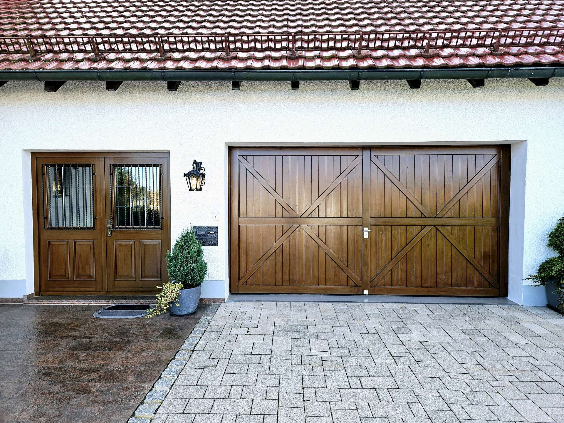 Doppelgarage + Hauseingang