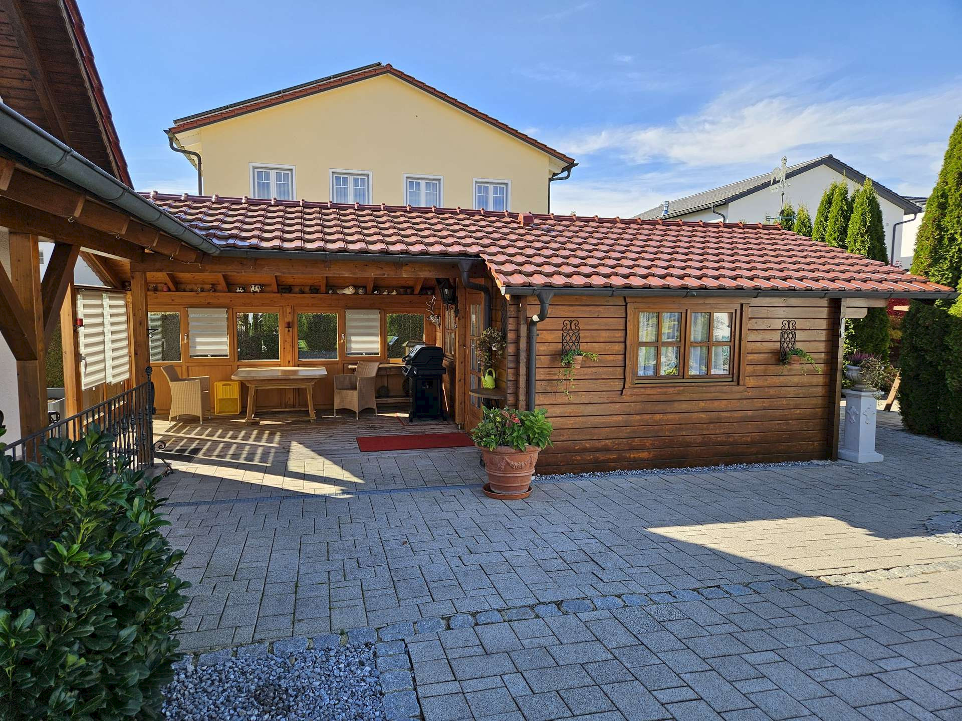 Gartenhaus mit Freisitz